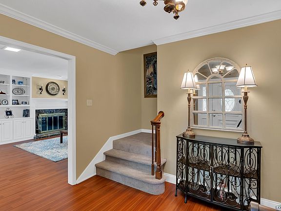 3rd image of 908 Kingsbury Ct