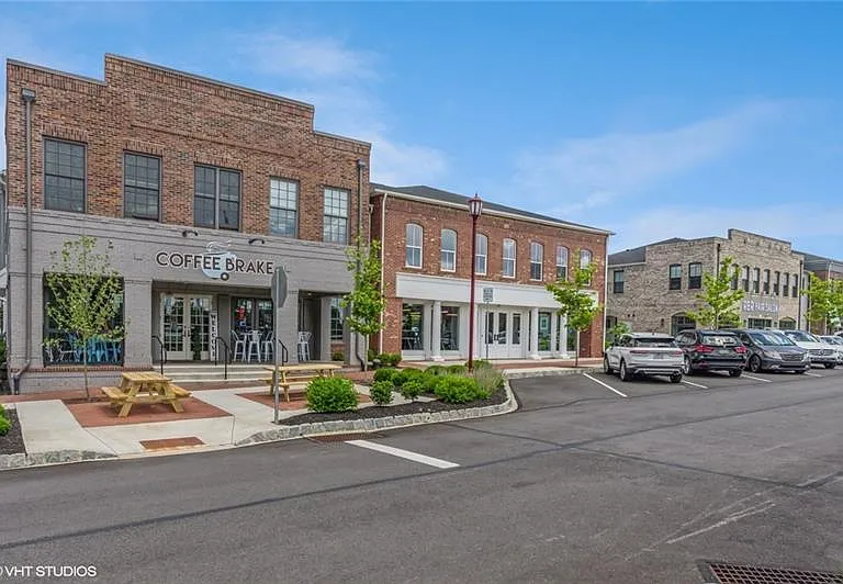 121 E Main St — Photo 47