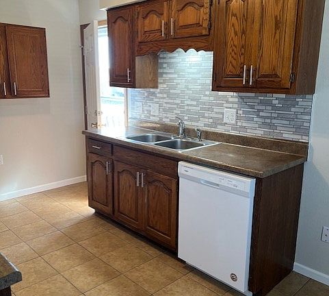 5th image of 2501B Lexington Dr #B