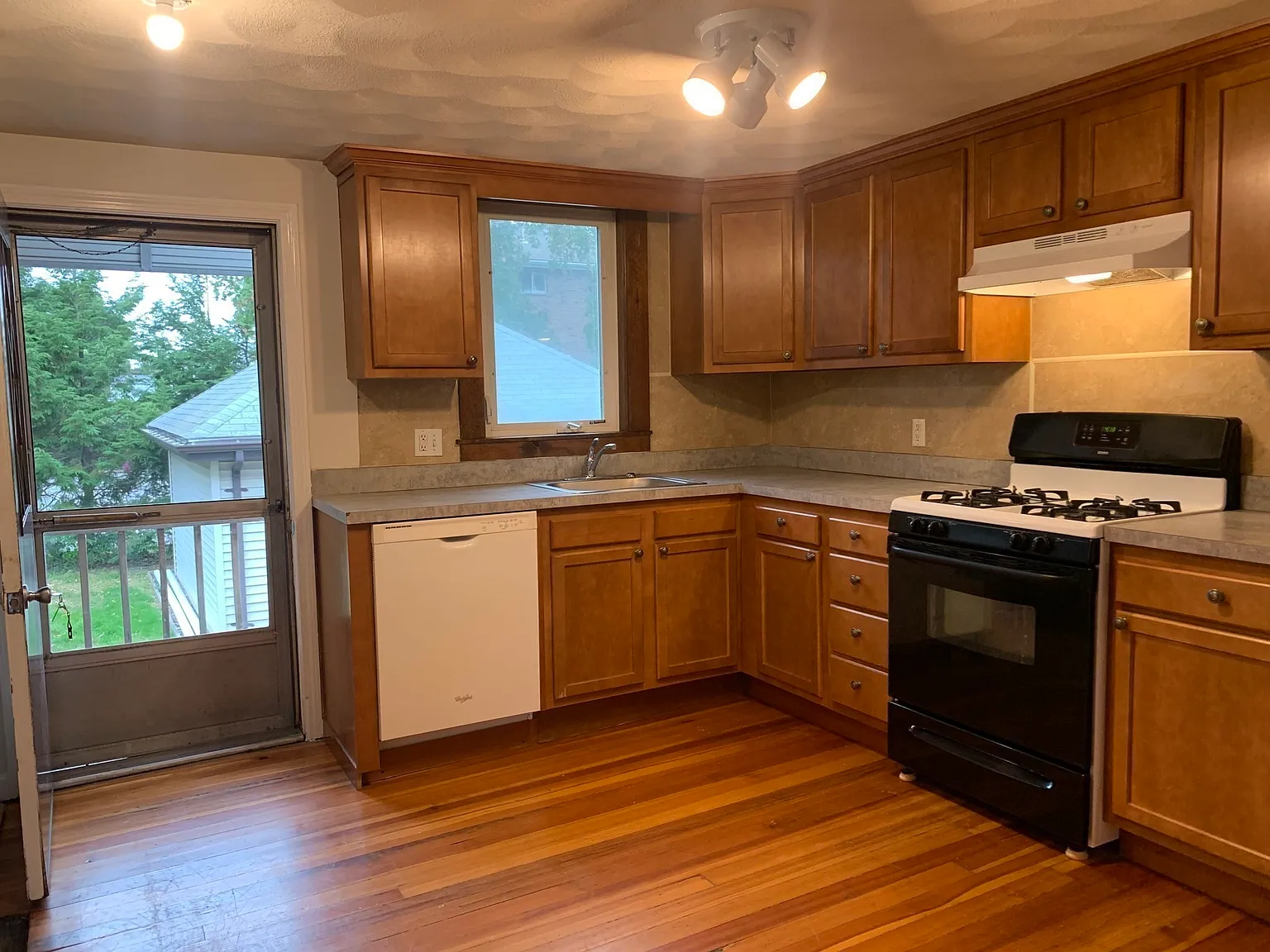 3 bed, 1036 sqft, $3,000 — Photo 4