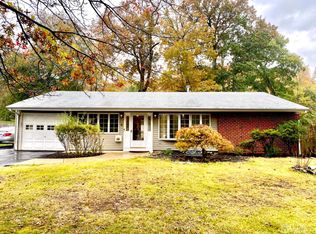 4 Hawthorne Rd, Kendall Park, NJ 08824