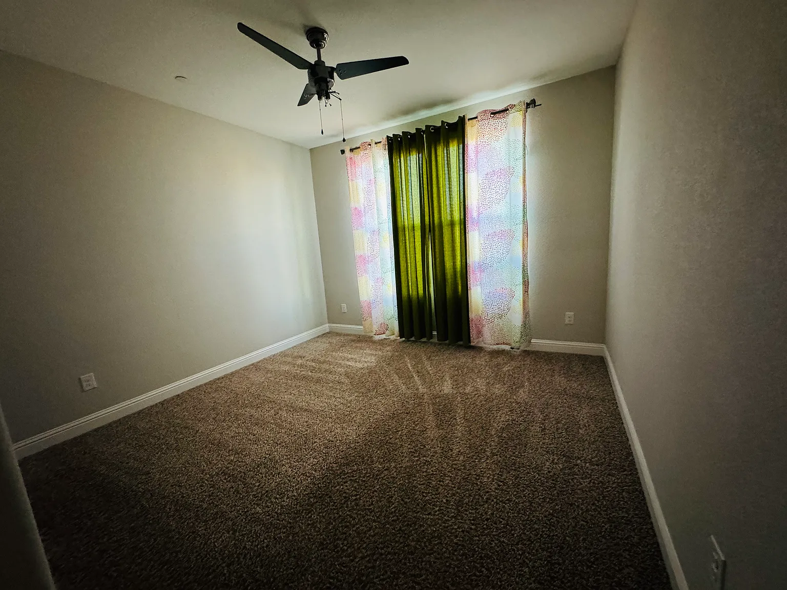 5 bed, 3400 sqft, $3,500 — Photo 4