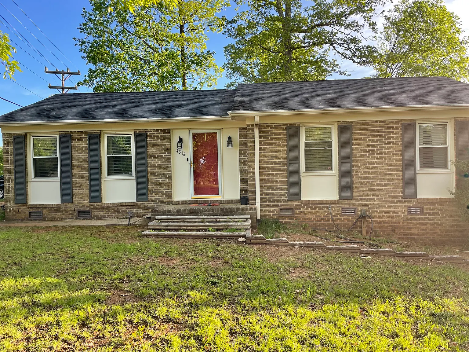 3 bed, 1.5 bath, 1221 sqft, $1,900 — Photo 1