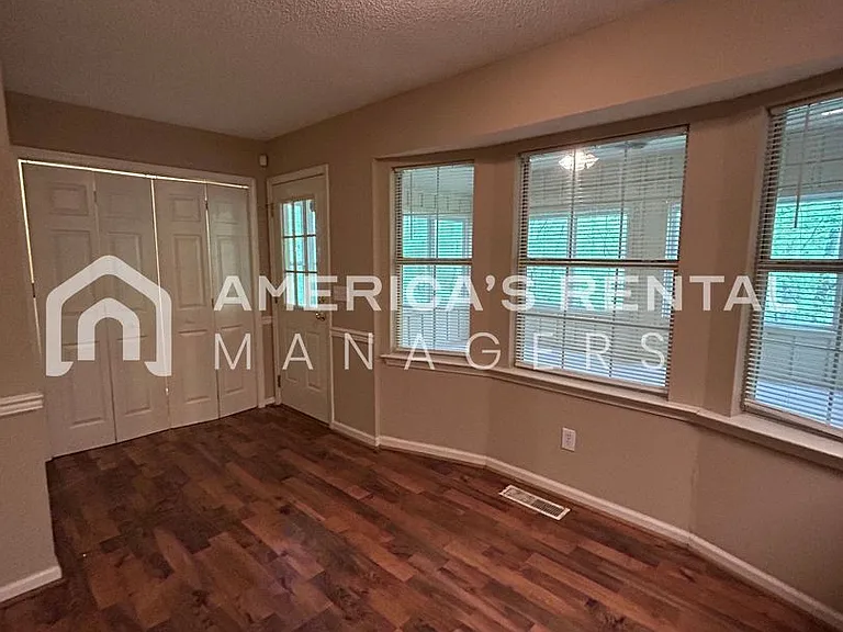 211 Winterberry Ln — Photo 9