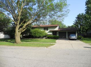 951 Aberdeen Dr, Crystal Lake, IL 60014