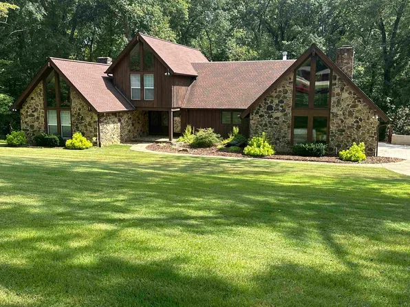 723 Edgewood Dr, Sheffield, AL 35660