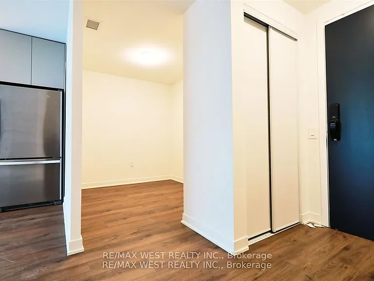 395 Dundas St W #822 — Photo 6