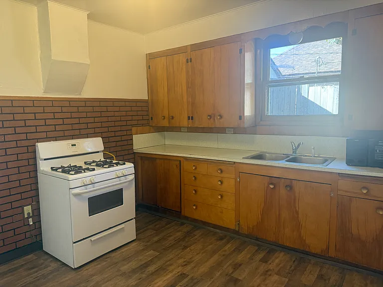 1026 SE Fullerton St — Photo 9