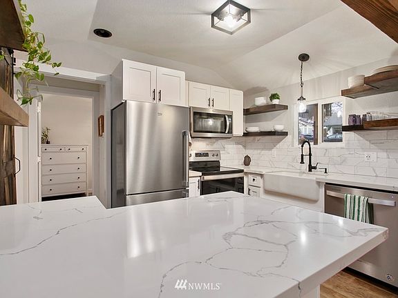 4th image of 2809 Alderwood Ave