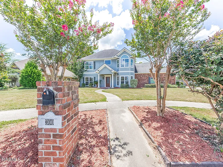 300 Oak Hollow Dr — Photo 2