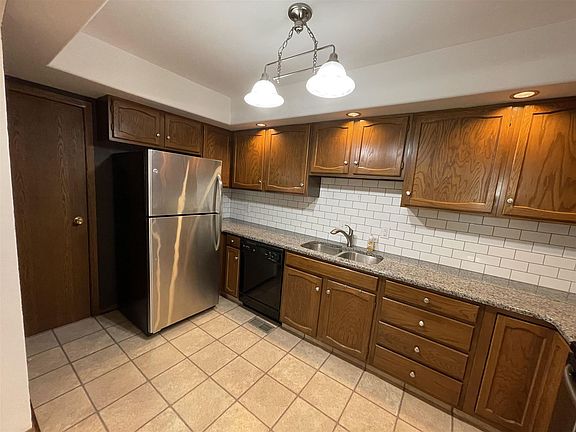 5th image of 110 E 39th St APT A5
