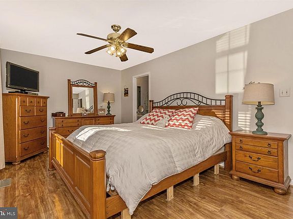 4th image of 213 Stull Ct