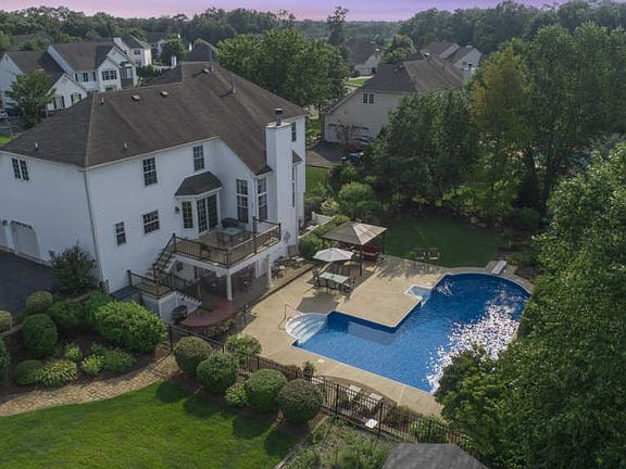 2nd image of 152 Newington Ln