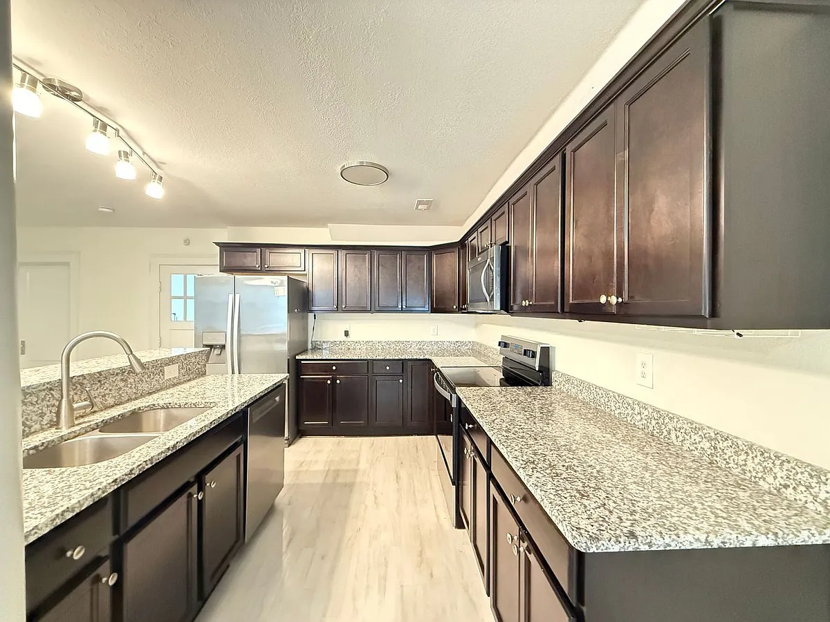 Building Photo - 2605 Bapaume Ave
