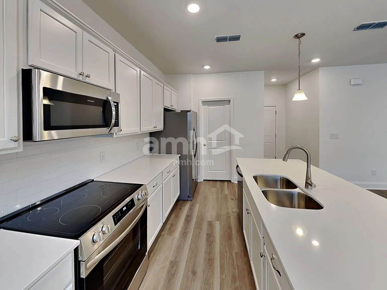 5 bed, 3.0 bath, 2644 sqft, $3,170 — Photo 3
