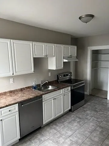 3 bed, 950 sqft, $2,400 — Photo 2