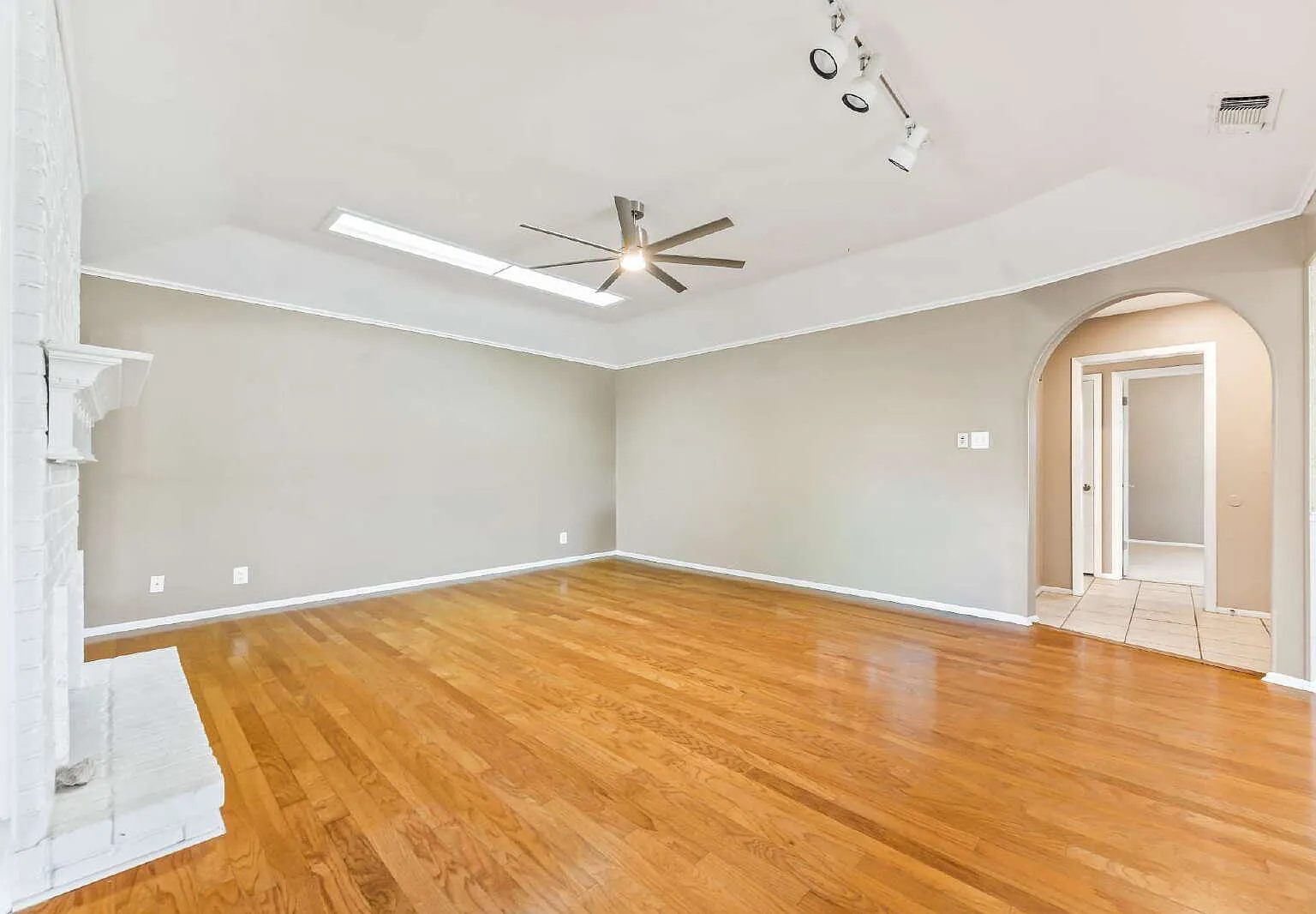 3 bed, 2.0 bath, 1710 sqft, $1,695 — Photo 3