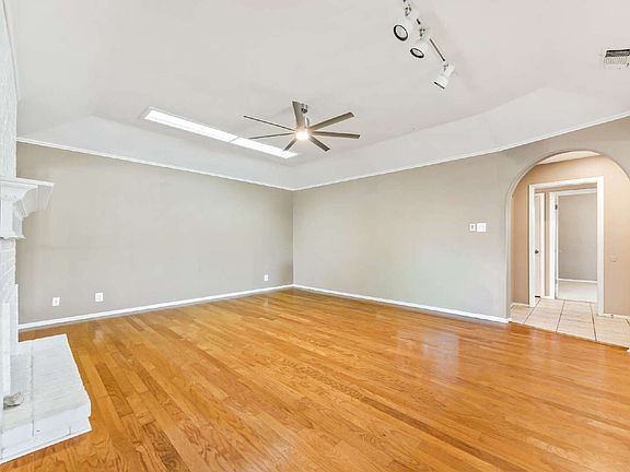 3rd image of 5801 Royal Ridge Dr