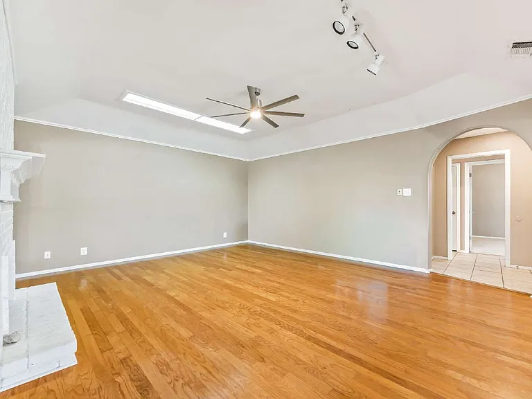 5801 Royal Ridge Dr — Photo 3