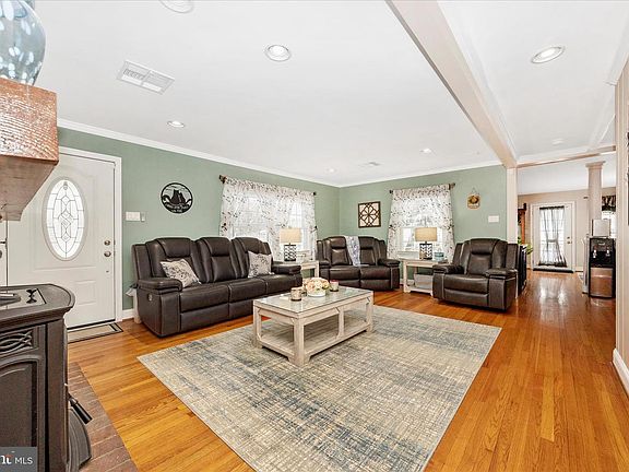 4th image of 1676 Monument Rd