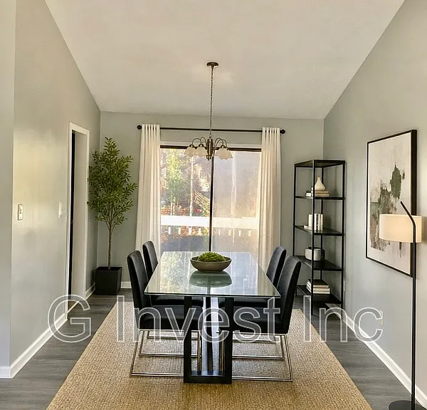2825 Foxhall Ln N — Photo 4