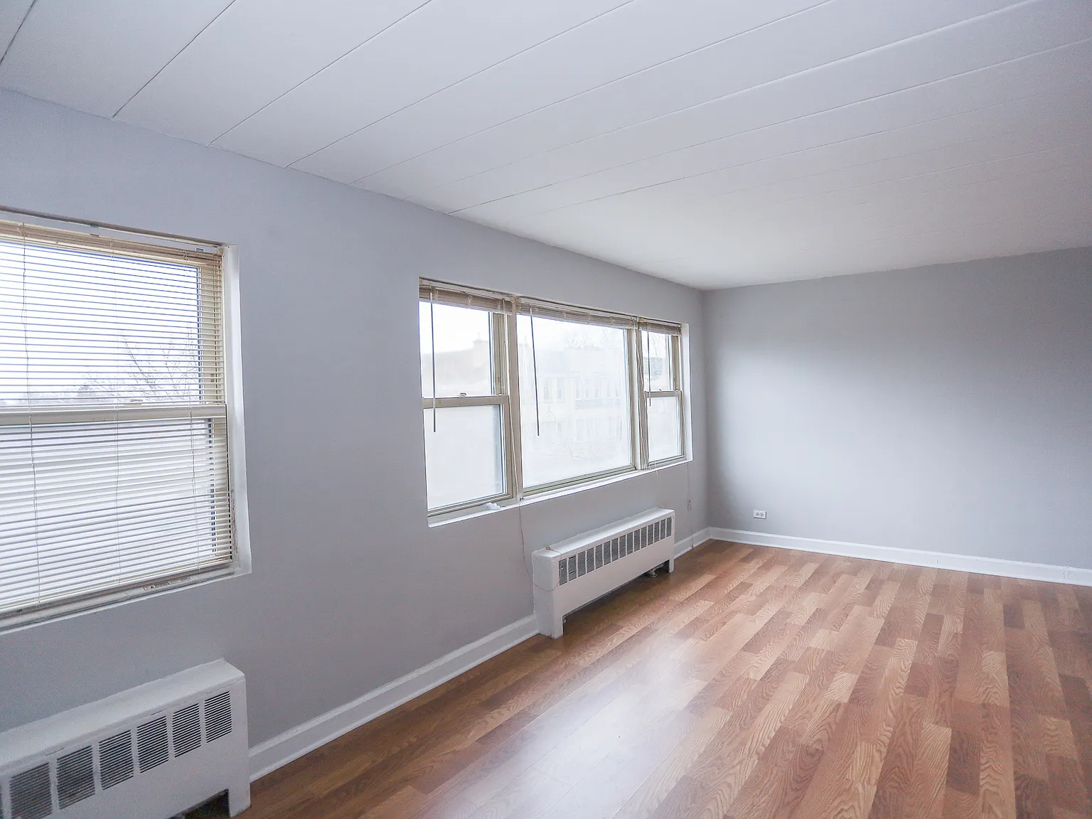 5653 N Christiana Ave — Photo 2