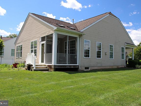 2nd image of 1719 Magnolia Ct