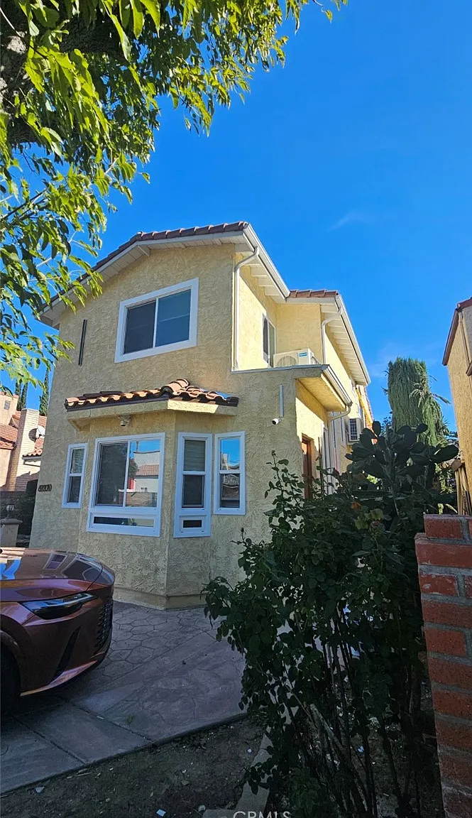 3 bed, 7.5 bath, 950 sqft, $3,750 — Photo 1