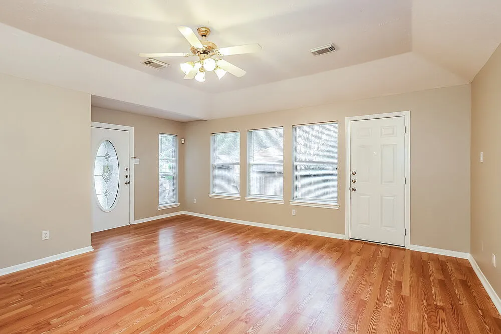 3 bed, 2.0 bath, 1161 sqft, $1,825 — Photo 3