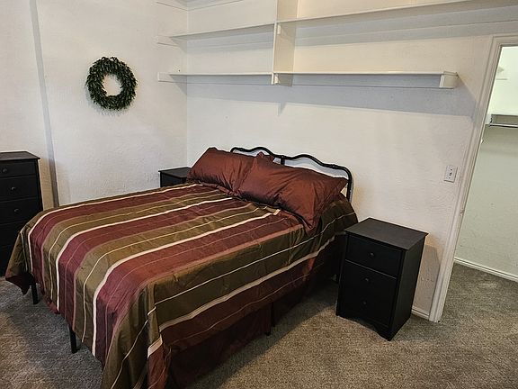 Principal bedroom with a queen bed.