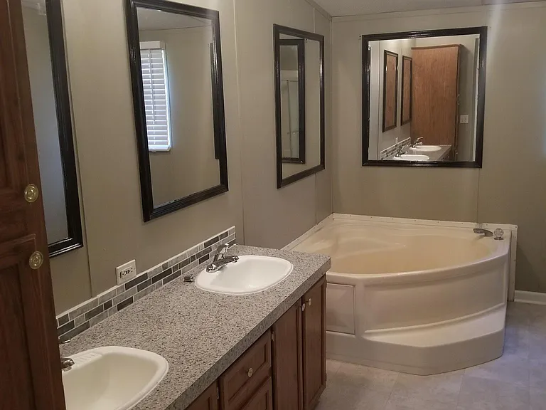 Master bath with seperate tub/shower