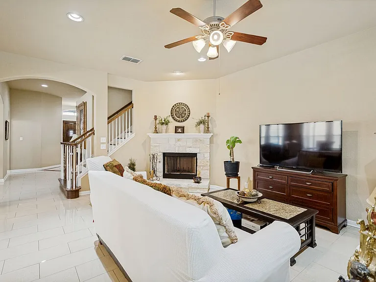 10539 Alcantara — Photo 3