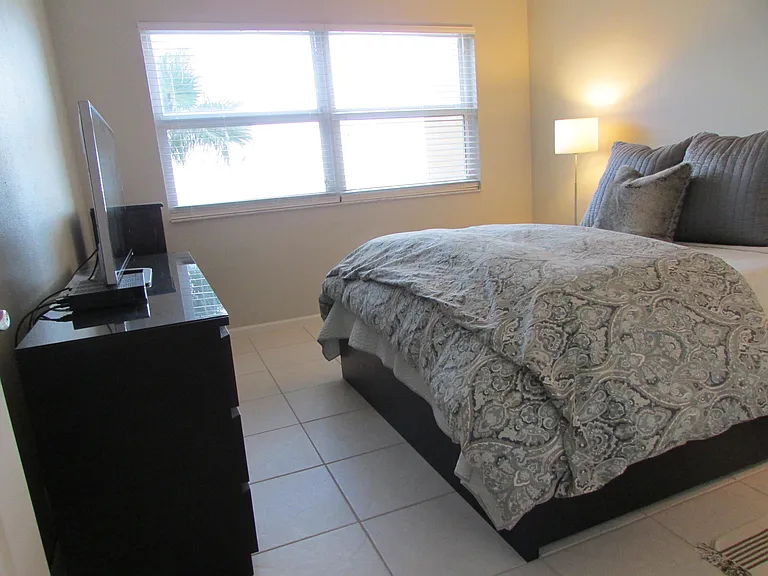 880 Mandalay Ave — Photo 10