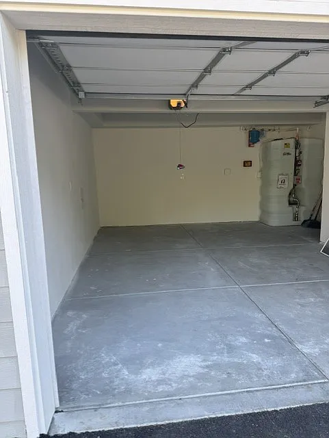 3 bed, 2000 sqft, $3,855 — Photo 3