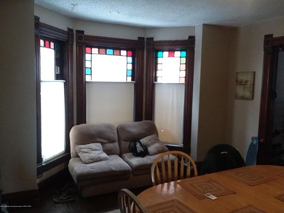 4th image of 319 W Shiawassee St