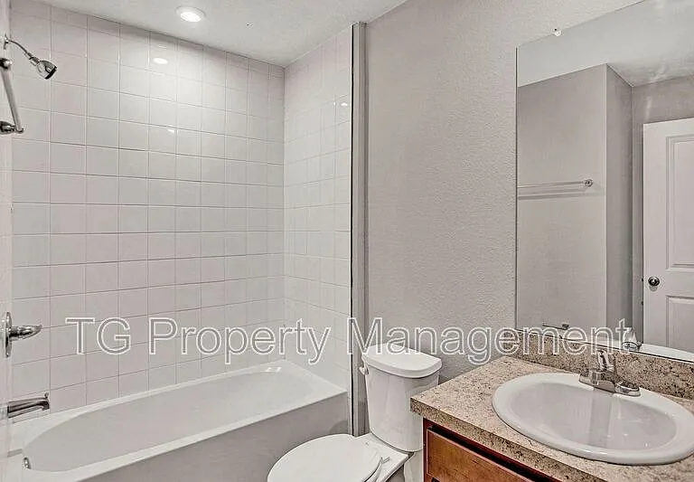 5958 Creekside Crossing Dr — Photo 10