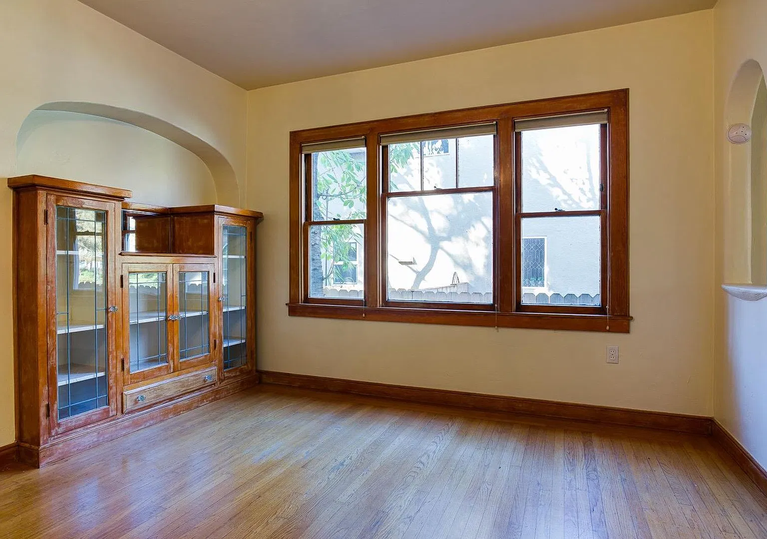 T st Home — Photo 4