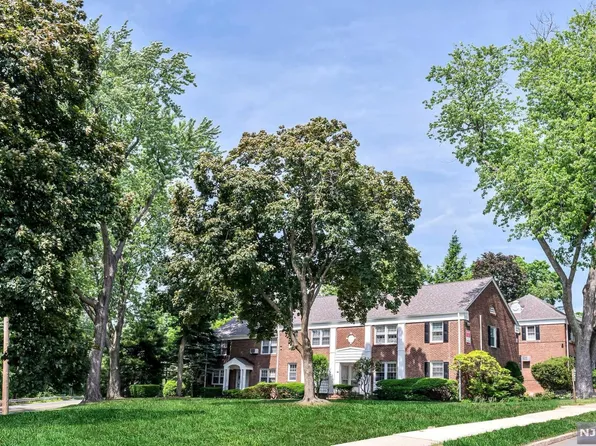 153 River Dr, Elmwood Park, NJ 07407