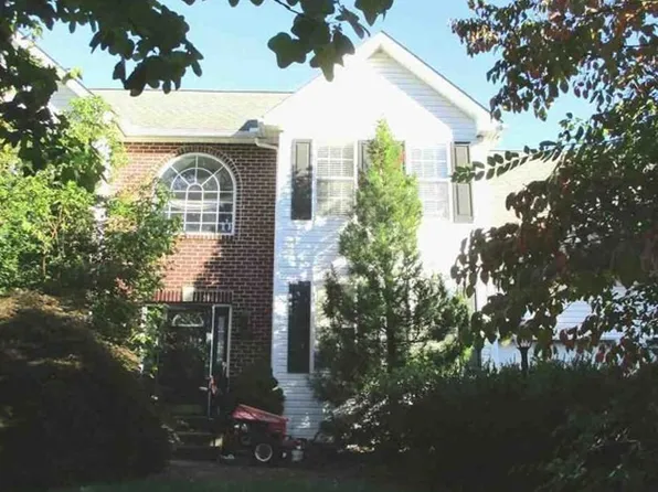 4009 Donegal Dr, Bethlehem, PA 18020