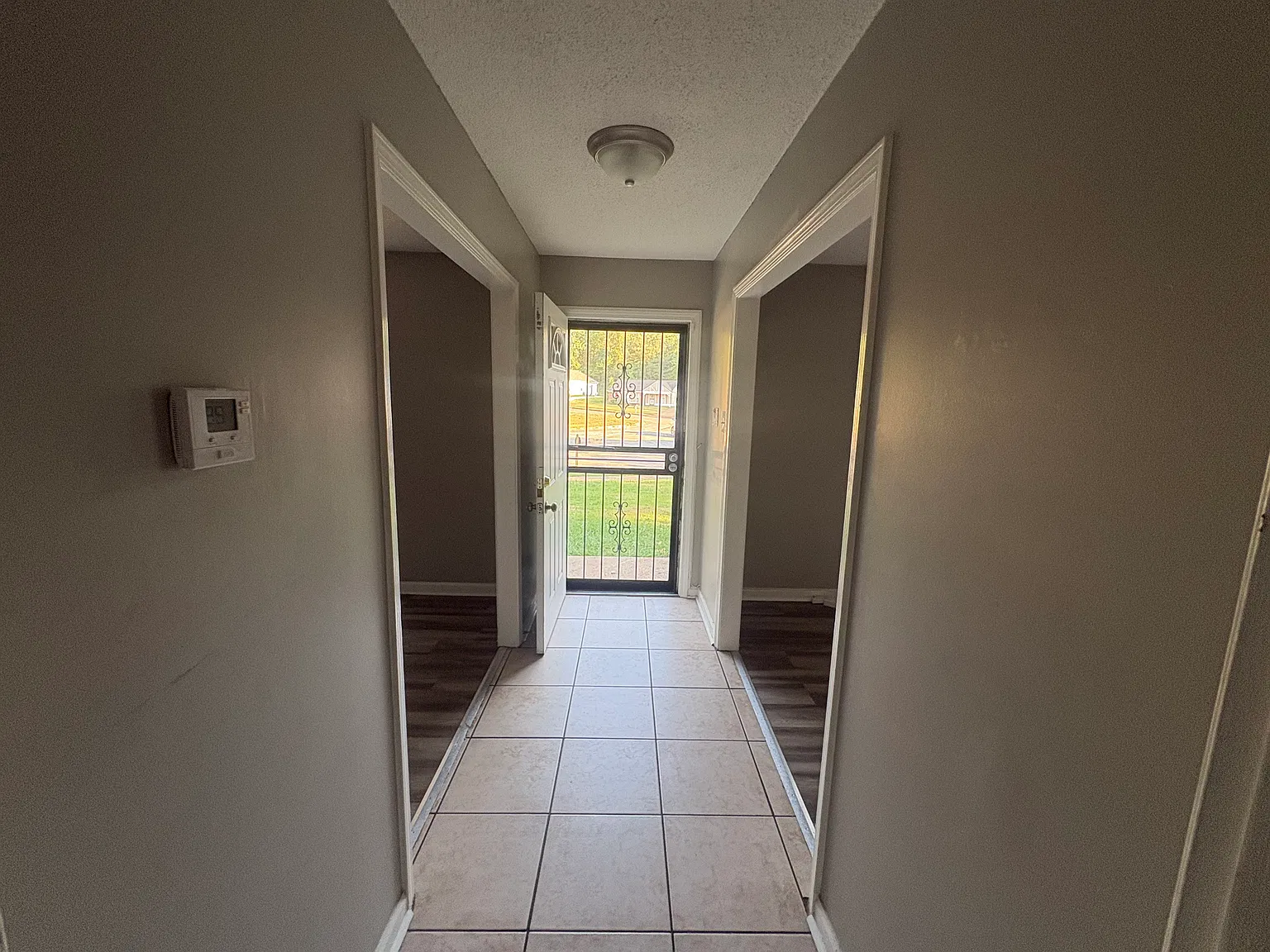 Lovely 3 Bedroom, 2 Bathroom Home — Photo 3