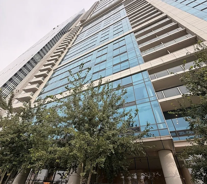 340 E Randolph St #806
