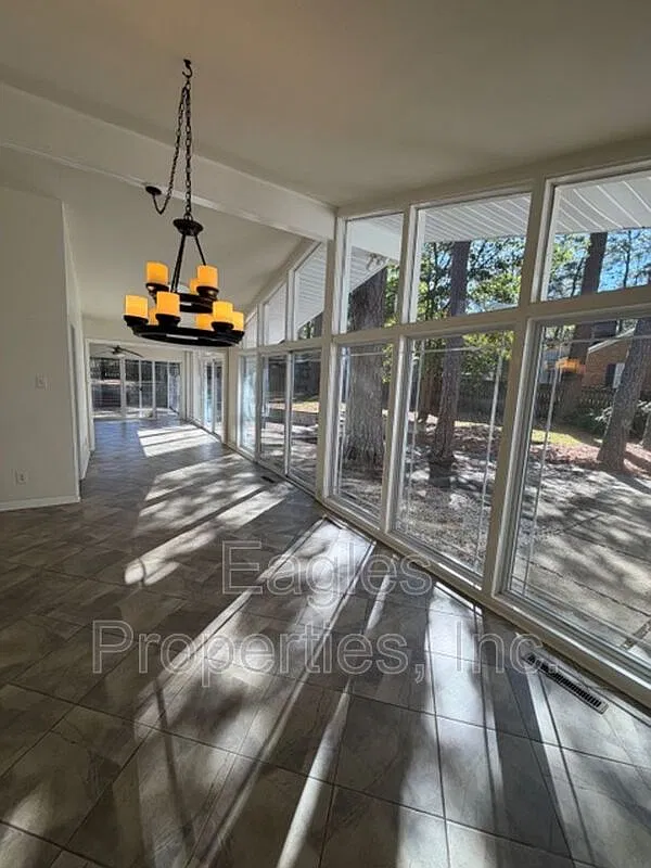 5 bed, 3.0 bath, $2,000 — Photo 4