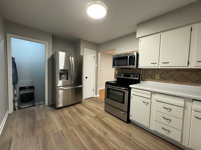 1326 Nelson St — Photo 4