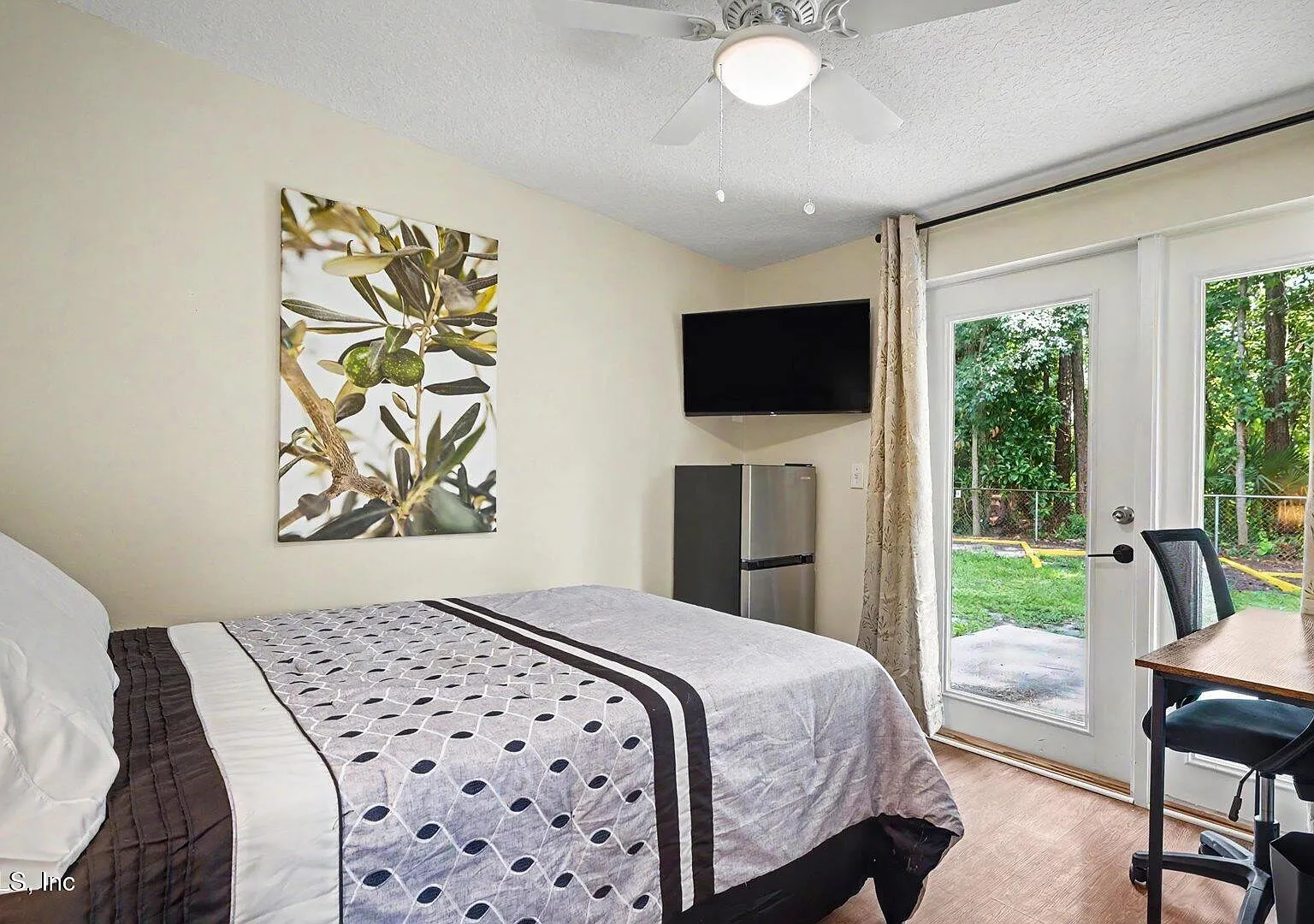 1 bed, 1.0 bath, 92 sqft, $812 — Photo 1