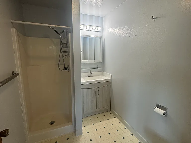 3700 Lakeshore Blvd #B — Photo 8