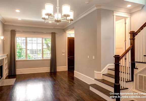 3rd image of 3223 N Hoyne Ave