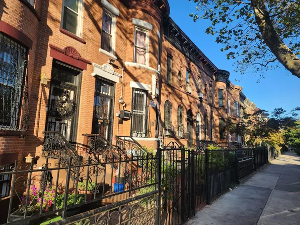 647 Saint Johns Place image 4 of 10