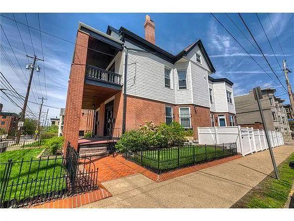 Private Entance - 5701 Elwood St