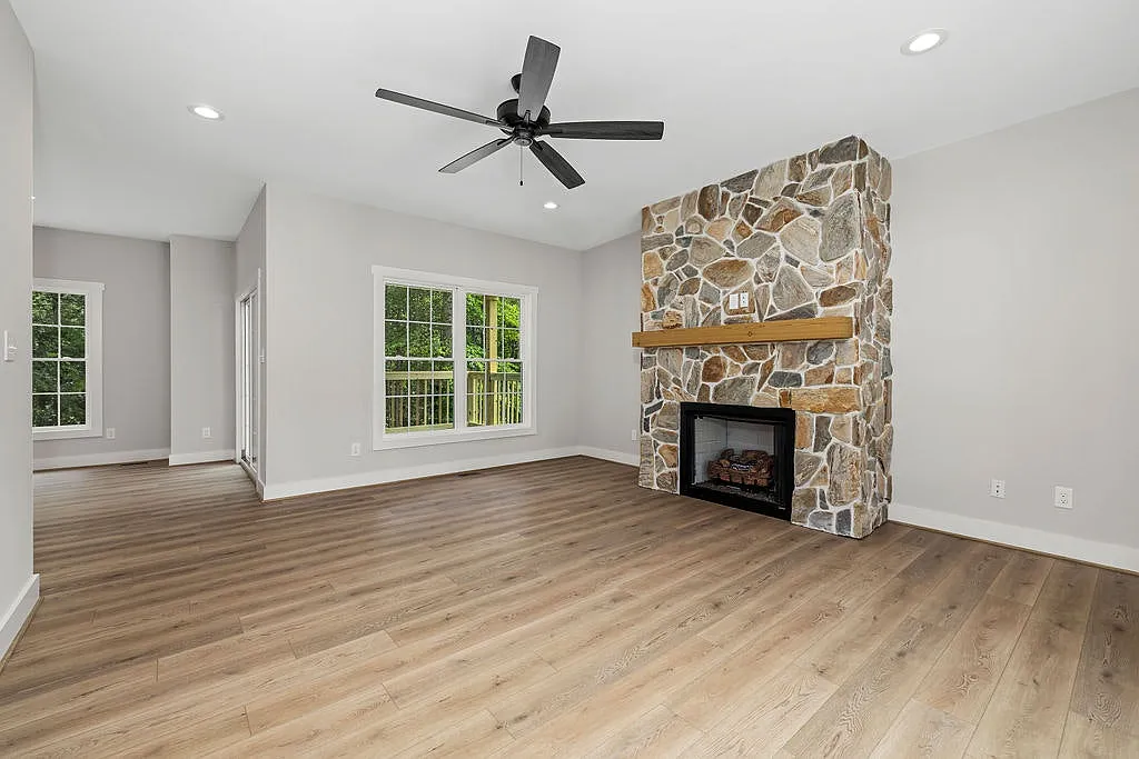 2212 Cambridge Place — Photo 3