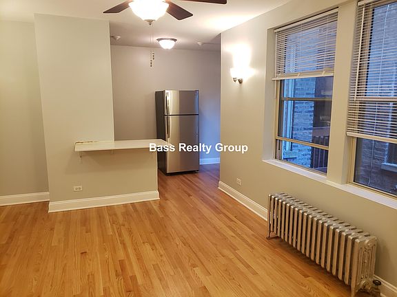 3rd image of 1369 W Greenleaf Ave #107